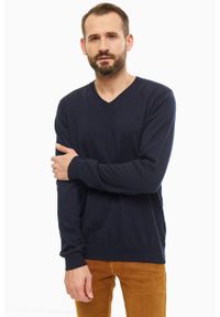 Wrangler - MĘSKI SWETER WRANGLER V NECK KNIT DARK NAVY W8A12PXAE. Typ kołnierza: dekolt w serek