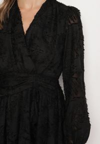 Born2be - Czarna Sukienka z Ozdobnymi Niteczkami i Marszczeniem Forenamia. Okazja: na co dzień. Kolor: czarny. Wzór: aplikacja. Typ sukienki: kopertowe. Styl: casual #4