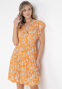 Born2be - Pomarańczowa Sukienka Rozkloszowana z Falbankami Pillia. Typ kołnierza: kołnierz z falbankami. Kolor: pomarańczowy. Typ sukienki: kopertowe. Długość: mini #1