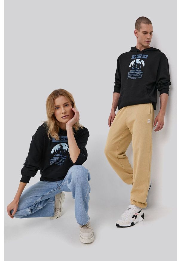 Reebok Classic Bluza bawełniana kolor czarny z kapturem z nadrukiem. Okazja: na co dzień. Typ kołnierza: kaptur. Kolor: czarny. Materiał: bawełna. Wzór: nadruk. Styl: casual