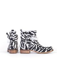 Zapato - botki z kokardą - skóra naturalna - model 458 - kolor zebra (40). Okazja: na co dzień. Nosek buta: okrągły. Zapięcie: bez zapięcia. Materiał: skóra. Szerokość cholewki: normalna. Wzór: motyw zwierzęcy. Obcas: na obcasie. Styl: klasyczny, casual, elegancki. Wysokość obcasa: niski #2