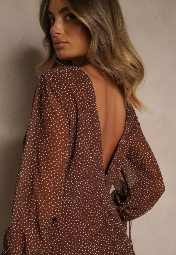Renee - Brązowa Sukienka Vices Ozdobiona Transparentnymi Rękawami i Kropkami Celziva. Okazja: na co dzień. Kolor: brązowy. Materiał: koronka. Wzór: kropki, aplikacja. Styl: casual, elegancki