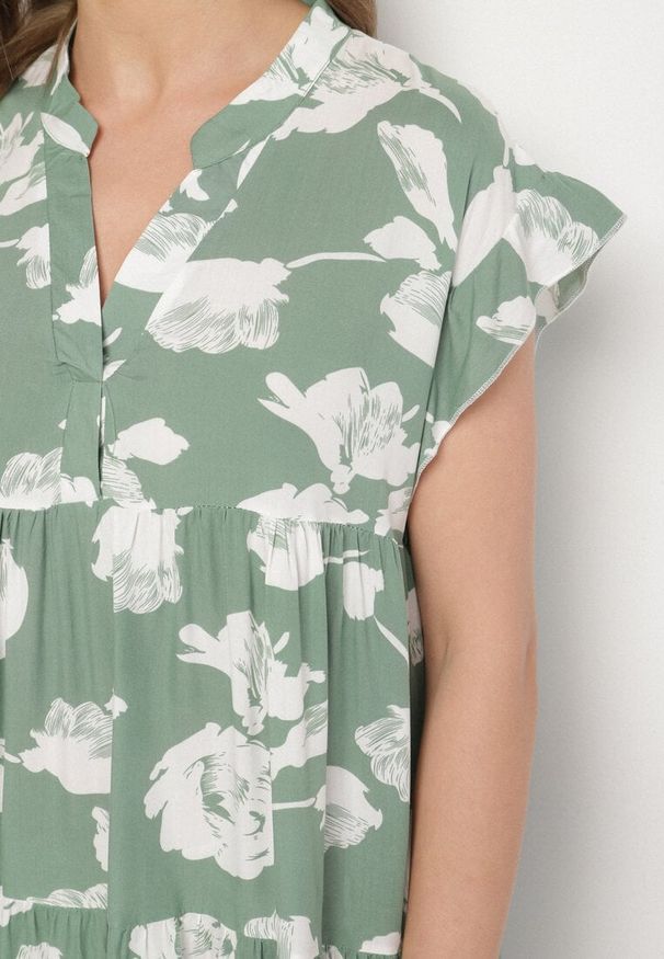 Born2be - Zielona Bawełniana Sukienka o Kroju Oversize w Kwiaty Liralea. Okazja: na spacer, na co dzień. Kolor: zielony. Materiał: bawełna. Wzór: kwiaty. Typ sukienki: oversize. Styl: casual, klasyczny