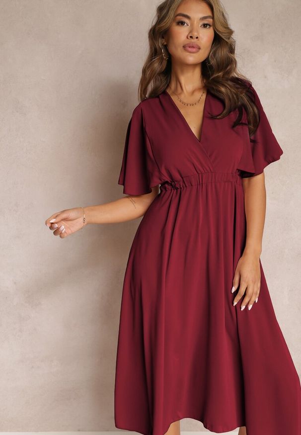 Renee - Bordowa Sukienka z Gumką w Talii Krótkim Rękawem i Kopertowym Dekoltem Kelila. Kolor: czerwony. Długość rękawa: krótki rękaw. Typ sukienki: kopertowe. Długość: midi