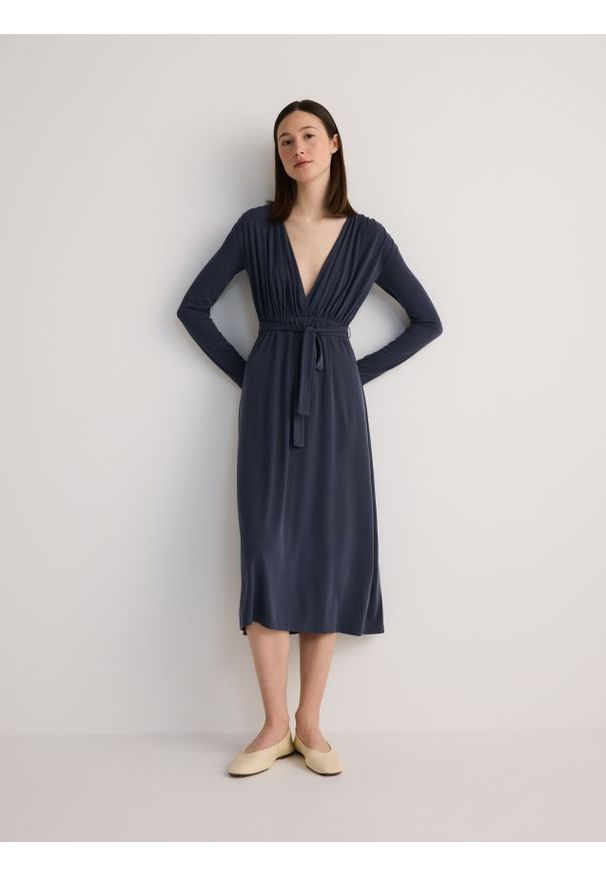 Reserved - Sukienka midi z modalem - granatowy. Kolor: niebieski. Materiał: dzianina. Długość: midi