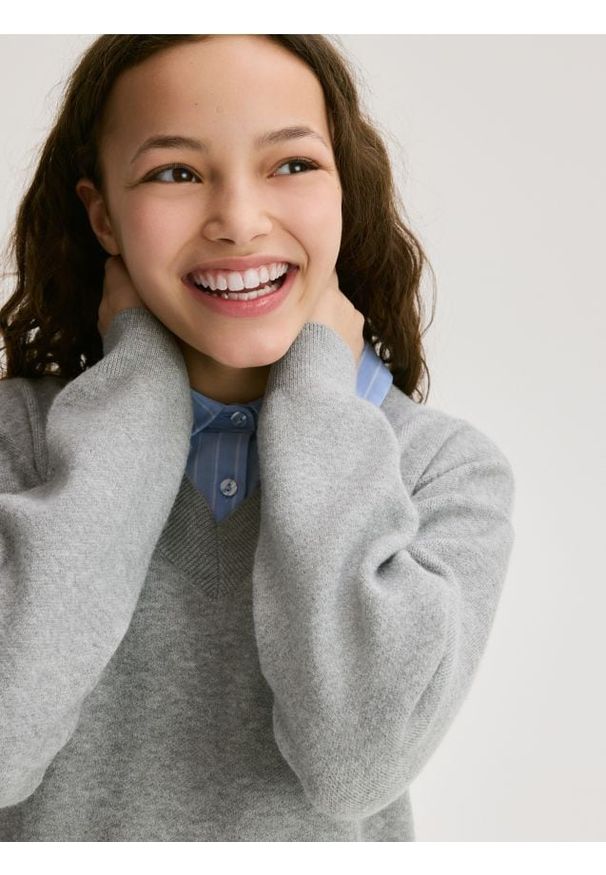 Reserved - Sweter z imitacją koszuli - jasnoszary. Kolor: szary. Materiał: dzianina, wiskoza