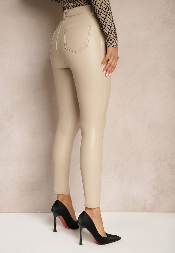 Renee - Beżowe Spodnie o Kroju Skinny z Ekoskóry Zorlemi. Okazja: na co dzień. Stan: podwyższony. Kolor: beżowy. Materiał: koronka. Styl: casual, elegancki