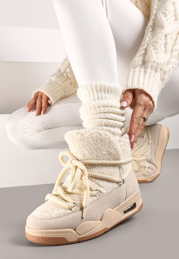 Born2be - Beżowe Śniegowce na Płaskiej Podeszwie ze Sznurowaniem i Futerkiem Typu Baranek Salabira. Okazja: na co dzień. Zapięcie: sznurówki. Kolor: beżowy. Materiał: futro. Sezon: zima. Obcas: na płaskiej podeszwie. Styl: casual