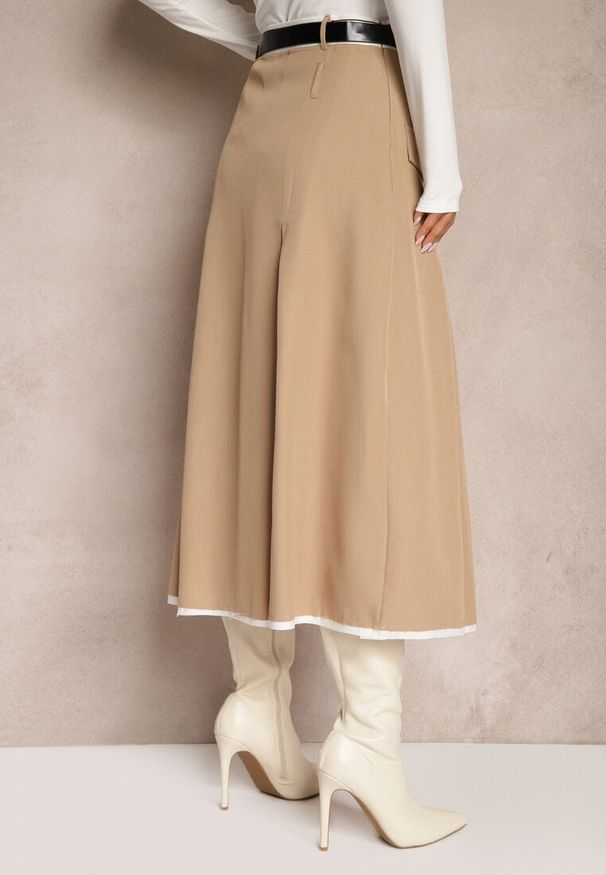 Renee - Beżowa Spódnica High Waist z Plisami Wykończona Imitacją Kieszeni i Paskiem Evilenes. Okazja: na spotkanie biznesowe, do pracy. Stan: podwyższony. Kolor: beżowy. Styl: elegancki, biznesowy