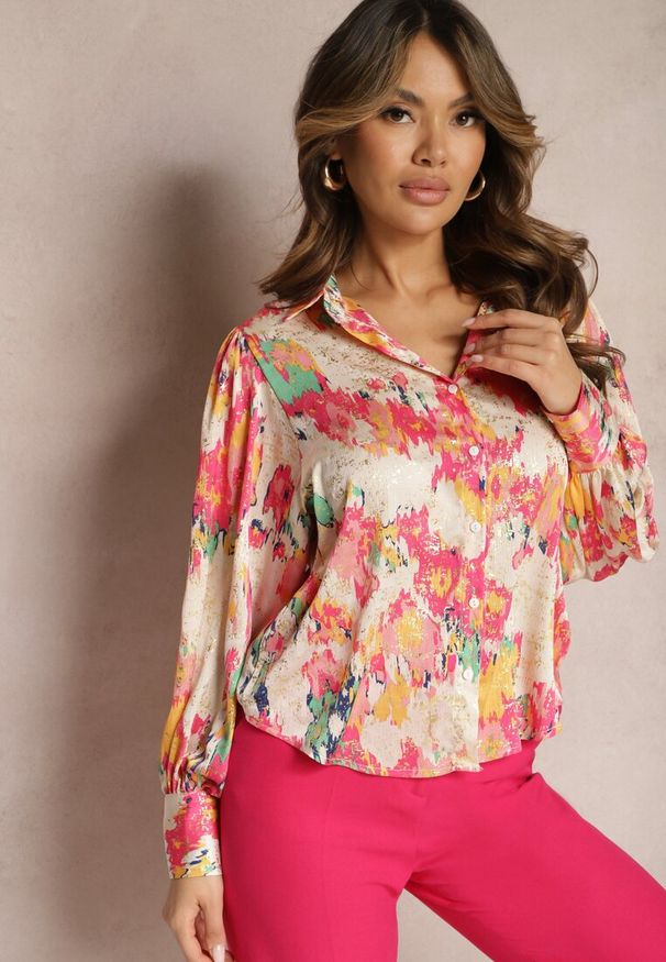 Renee - Beżowo-Różowa Koszula Ozdobiona Abstrakcyjnym Lekko Połyskującym Printem Xilene. Kolor: beżowy. Materiał: jeans. Wzór: aplikacja, nadruk