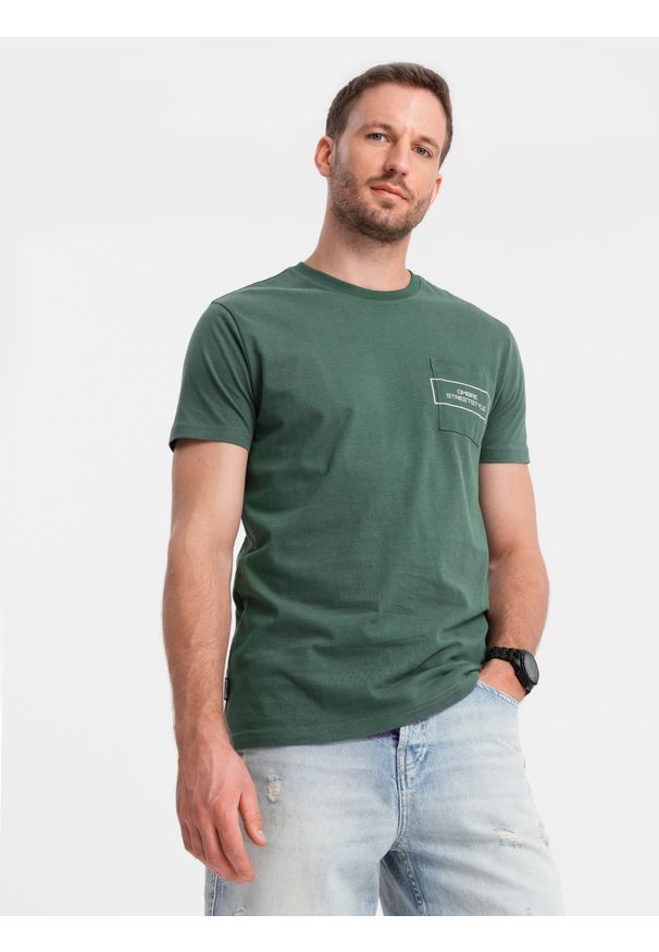 Ombre Clothing - Bawełniany t-shirt męski z nadrukiem na kieszonce Ombre Streetstyle – ciemnozielony V4 OM-TSCT-0108 - XL. Okazja: na co dzień. Kolor: zielony. Materiał: bawełna. Wzór: nadruk. Styl: klasyczny, elegancki, casual