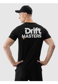 4f - T-shirt regular z nadrukiem uniseks 4F x Drift Masters - czarny. Okazja: na co dzień. Kolor: czarny. Materiał: jersey, dzianina, bawełna. Wzór: nadruk. Styl: sportowy, casual, klasyczny