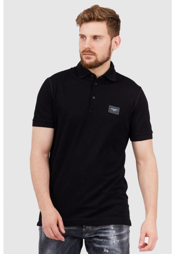 Dolce and Gabbana - DOLCE & GABBANA Czarna koszulka polo z aplikacją z logo. Typ kołnierza: polo. Kolor: czarny. Materiał: prążkowany. Długość rękawa: krótki rękaw. Wzór: aplikacja