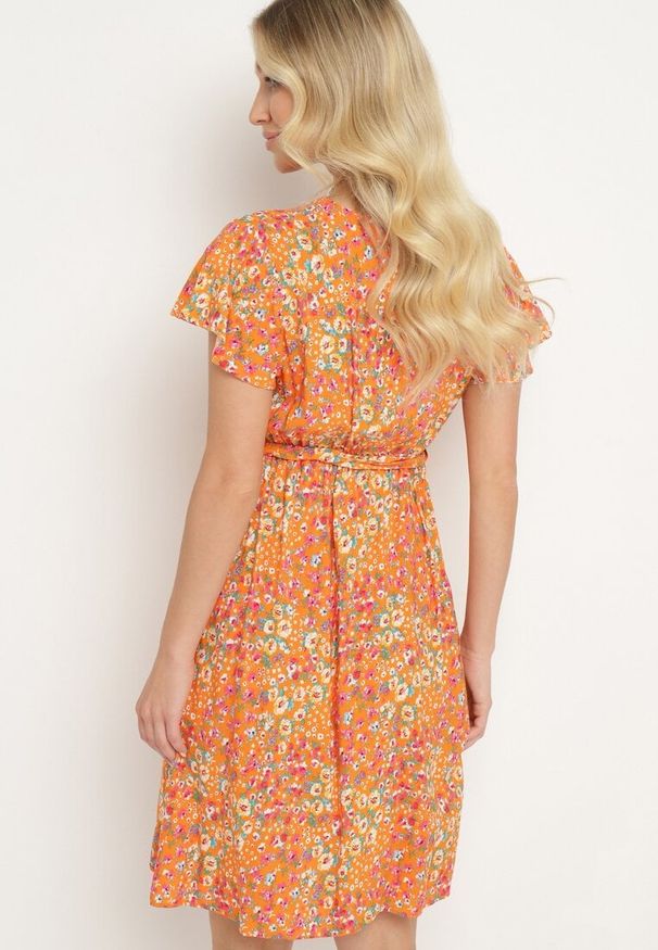 Born2be - Pomarańczowa Wiskozowa Kopertowa Sukienka Wiązana Materiałowym Sznurkiem z Gumką w Talii Zanlea. Typ kołnierza: dekolt w kształcie V. Kolor: pomarańczowy. Materiał: materiał, wiskoza. Długość rękawa: krótki rękaw. Sezon: lato. Typ sukienki: kopertowe