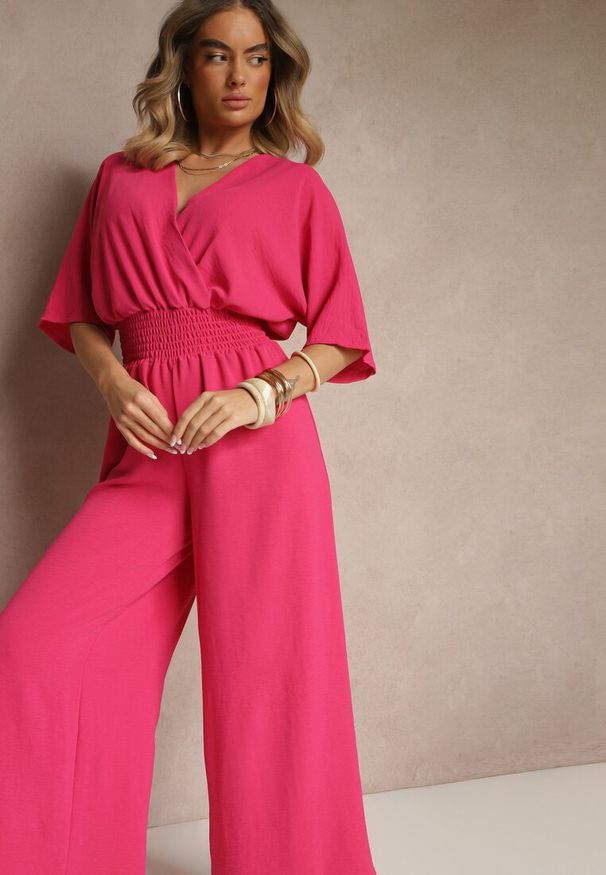 Renee - Fuksjowy Taliowany Kombinezon z Zakładkowym Dekoltem i Gumką w Pasie Vimalynna. Okazja: na co dzień. Kolor: różowy. Styl: klasyczny, casual, elegancki