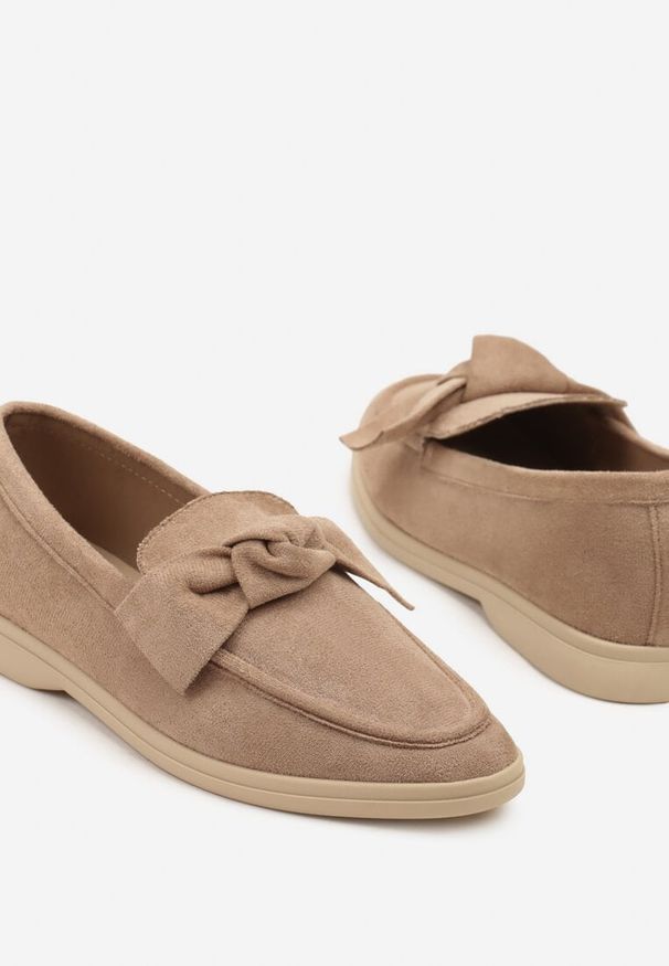 Renee - Ciemnobeżowe Mokasyny z Aplikacją Kokardek Tulavira. Okazja: na co dzień. Kolor: beżowy. Wzór: aplikacja. Styl: casual, elegancki