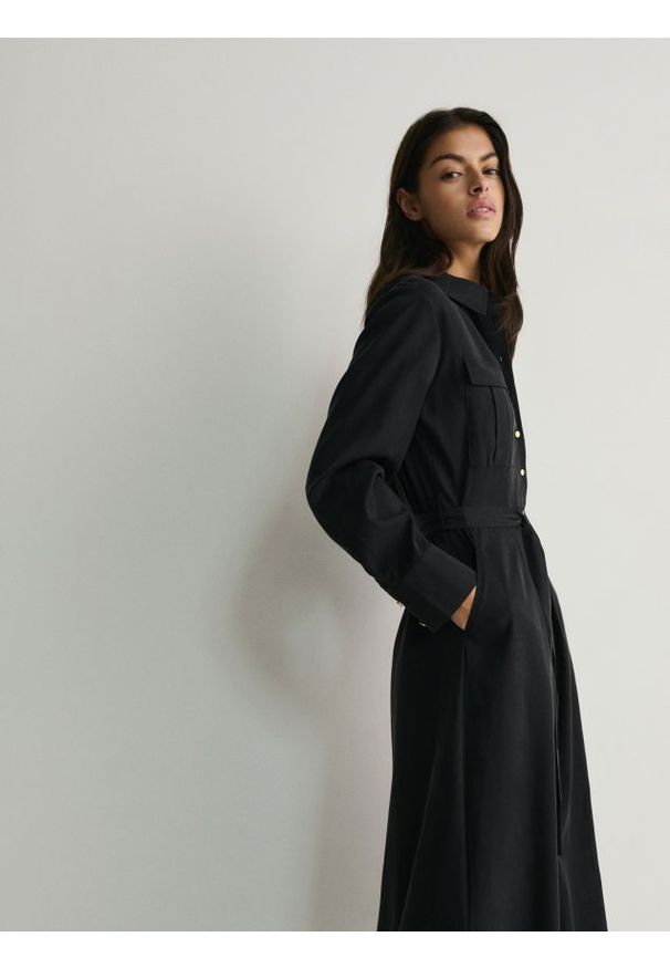 Reserved - Koszulowa sukienka z lyocellem - czarny. Kolor: czarny. Materiał: tkanina. Wzór: gładki. Typ sukienki: koszulowe