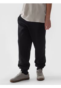4F JUNIOR - Spodnie dresowe joggery chłopięce - czarne. Okazja: na co dzień. Kolor: czarny. Materiał: dresówka. Wzór: gładki, napisy, ze splotem. Styl: casual, sportowy