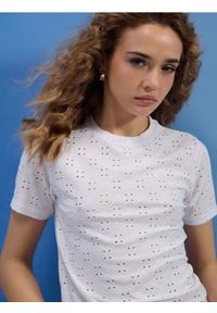 Sinsay - Ażurowa koszulka - biały. Kolor: biały. Wzór: ażurowy #1