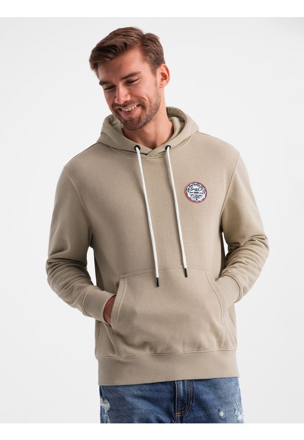 Ombre Clothing - Bluza męska dresowa kangurka z kapturem i naszywką w stylu college – piaskowa V3 - Rozmiar: XXL. Okazja: na co dzień. Typ kołnierza: kaptur. Materiał: dresówka. Wzór: aplikacja. Styl: klasyczny, sportowy, casual, elegancki