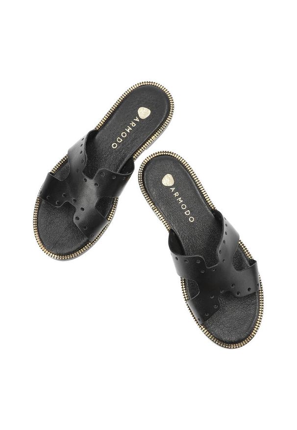 Czarne Klapki Armodo Modne Buty Damskie. Kolor: czarny. Sezon: lato. Obcas: na obcasie. Styl: klasyczny. Wysokość obcasa: niski