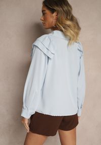 Renee - Jasnoniebieska Koszula Ozdobiona Falbaną Kornella. Okazja: na co dzień. Typ kołnierza: kołnierzyk klasyczny. Kolor: niebieski. Materiał: jeans. Wzór: aplikacja. Styl: klasyczny, casual, elegancki