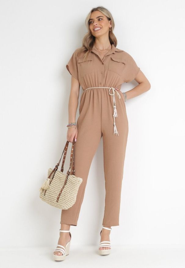 Born2be - Ciemnobeżowy Kombinezon Aliker. Okazja: na co dzień. Kolor: beżowy. Długość rękawa: krótki rękaw. Długość: krótkie. Wzór: aplikacja. Styl: elegancki, casual