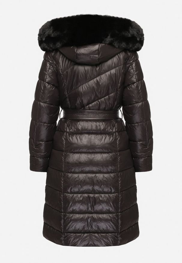 Born2be - Czarna Pikowana Kurtka o Długim Kroju z Odpinanym Kapturem z Futerkiem i Paskiem oleti. Okazja: na spacer, na co dzień. Kolor: czarny. Materiał: futro. Długość: długie. Sezon: zima. Styl: klasyczny, casual, elegancki