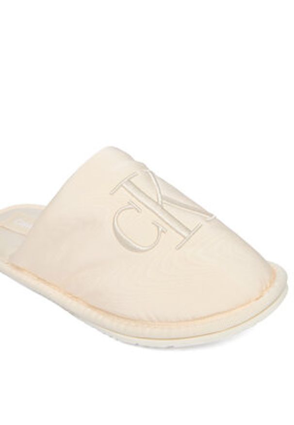 Calvin Klein Jeans Kapcie Slipper Satin Moire YW0YW02053 Écru. Kolor: kremowy. Materiał: materiał