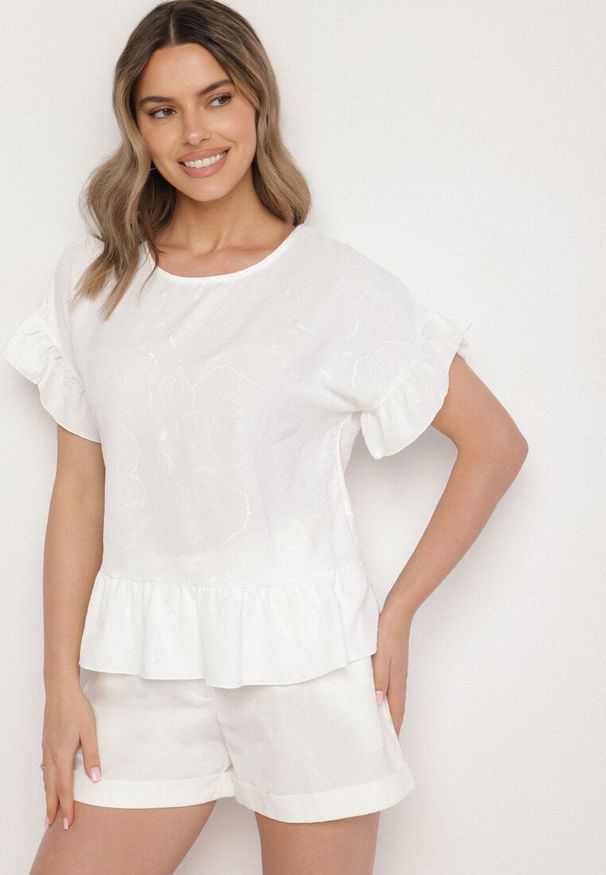 Born2be - Biała Bluzka o Kroju Oversize z Falbanami Livelle. Okazja: na co dzień. Kolor: biały. Materiał: jeans. Długość rękawa: krótki rękaw. Długość: krótkie. Styl: casual