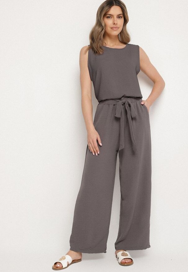 Born2be - Ciemnoszare Szerokie Spodnie z Wiskozą Wiązane w Pasie Zilenna. Okazja: na co dzień. Kolor: szary. Materiał: wiskoza. Styl: klasyczny, casual, elegancki