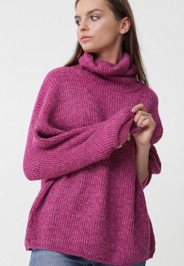 Born2be - Fioletowy Golf Oversize Out Of This World. Okazja: na co dzień, na spacer. Typ kołnierza: golf. Kolor: fioletowy. Materiał: wiskoza, dzianina, jeans, skóra. Długość: długie. Wzór: prążki. Styl: casual, elegancki, klasyczny