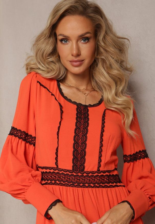 Renee - Pomarańczowa Maxi Sukienka o Rozkloszowanym Kroju z Ozdobną Koronką i Mankietami Kante. Kolor: pomarańczowy. Materiał: koronka. Wzór: koronka. Typ sukienki: rozkloszowane. Długość: maxi