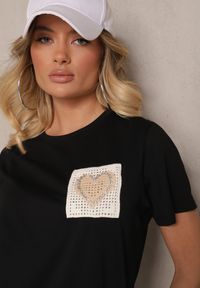 Renee - Czarna Bawełniana Bluzka Ozdobiona Sercem z Cyrkonii Marionella. Okazja: na co dzień. Kolor: czarny. Materiał: bawełna. Długość rękawa: krótki rękaw. Długość: krótkie. Wzór: aplikacja. Sezon: lato, wiosna. Styl: elegancki, casual