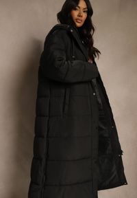 Renee - Czarna Długa Kurtka Zimowa z Pikowanymi Przeszyciami Kapturem i Suwakami Mevanesa. Okazja: na co dzień. Kolekcja: plus size. Kolor: czarny. Materiał: zamsz, jeans. Długość: długie. Sezon: zima. Styl: casual, elegancki #4