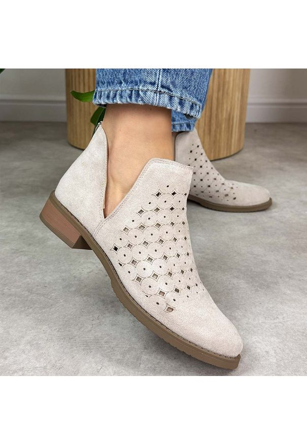 Beżowe jesienne ażurowe botki damskie M.Daszyński Sa62-102. Nosek buta: okrągły. Zapięcie: bez zapięcia. Kolor: beżowy. Materiał: zamsz. Szerokość cholewki: normalna. Wzór: ażurowy. Sezon: jesień. Obcas: na obcasie