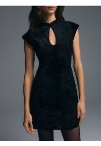 Reserved - Sukienka mini ze zdobieniem - czarny. Kolor: czarny. Materiał: dzianina. Wzór: aplikacja. Typ sukienki: proste. Długość: mini #1