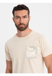 Ombre Clothing - Męski bawełniany t-shirt z printowaną kieszonką – kremowy V2 - Rozmiar: M. Okazja: na co dzień. Kolor: kremowy. Materiał: bawełna. Długość: krótkie. Wzór: aplikacja. Styl: klasyczny, casual #4
