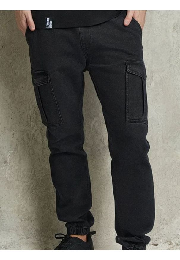 Sinsay - Spodnie jogger cargo - czarny. Kolor: czarny
