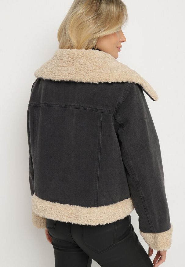 Born2be - Ciemnoszara Kurtka Jeansowa z Bawełną i Futerkiem w Stylu Baranka Sallona. Okazja: na co dzień. Kolor: szary. Materiał: bawełna, jeans, futro. Sezon: jesień, wiosna. Styl: wizytowy, retro, elegancki, casual