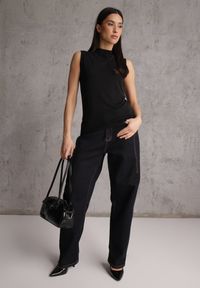 Renee - Czarna Bluzka Top Bez Rękawów ze Stójką Nedire. Typ kołnierza: kołnierzyk stójkowy. Kolor: czarny. Materiał: jeans, materiał, elastan, poliester. Długość rękawa: bez rękawów. Styl: elegancki #4