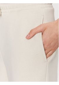 Calvin Klein Jeans Spodnie dresowe J20J221296 Écru Relaxed Fit. Materiał: bawełna, dresówka, syntetyk