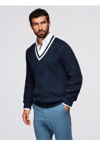 Ombre Clothing - Męski sweter o splocie warkoczowym z dekoltem w serek - granatowy V2 - Rozmiar: L. Okazja: na co dzień. Typ kołnierza: dekolt w serek. Kolor: niebieski. Materiał: dzianina, bawełna. Wzór: ze splotem. Styl: klasyczny, casual, elegancki, sportowy #1