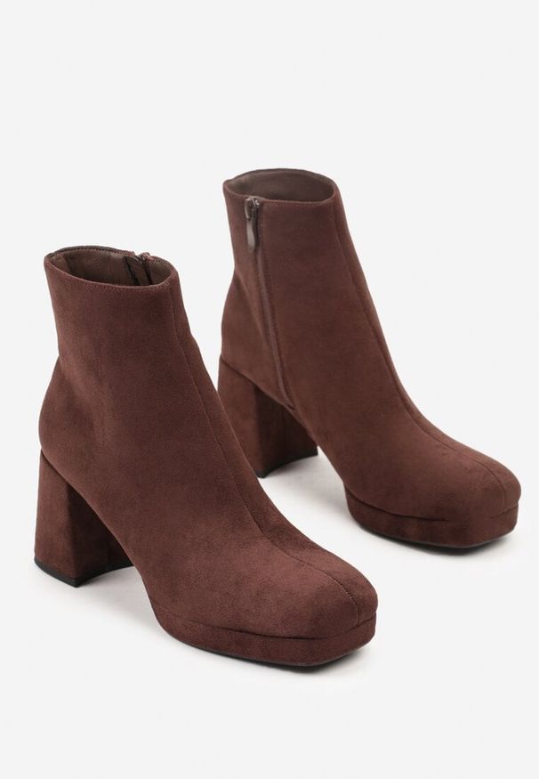 Renee - Brązowe Botki Vices do Kostki z Imitacji Zamszu na Słupkowym Obcasie Vedvira. Okazja: na co dzień. Kolor: brązowy. Materiał: zamsz. Obcas: na obcasie. Styl: casual, elegancki. Wysokość obcasa: średni