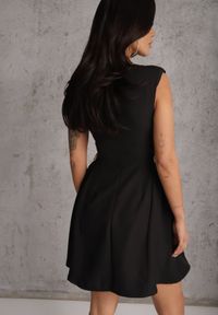 Renee - Czarna Rozkloszowana Sukienka Bez Rękawów z Odpinanymi Aplikacjami w Pasie Maridina. Okazja: na imprezę. Kolor: czarny. Długość rękawa: bez rękawów. Wzór: aplikacja. Styl: elegancki #6