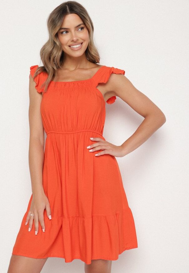 Born2be - Pomarańczowa Sukienka z Wiskozą o Rozkloszowanym Kroju z Gumką w Pasie Lirimere. Okazja: na co dzień. Typ kołnierza: kołnierz z falbankami. Kolor: pomarańczowy. Materiał: wiskoza. Długość rękawa: na ramiączkach. Styl: casual, elegancki