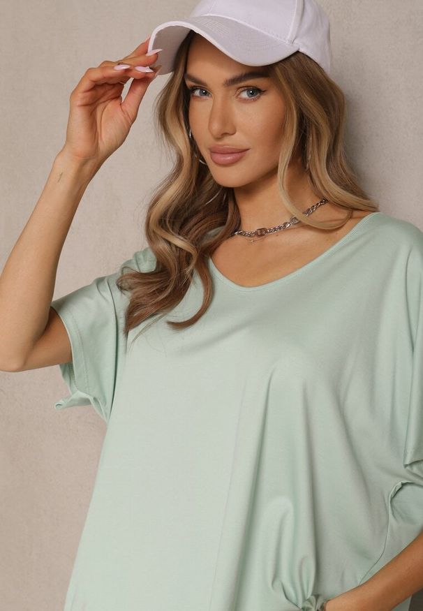 Renee - Jasnozielony T-shirt z Wiskozą w Stylu Nietoperza Liofala. Okazja: na co dzień. Kolor: zielony. Materiał: wiskoza. Styl: elegancki, casual