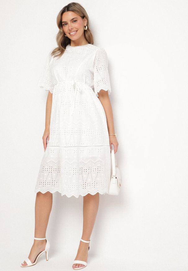 Born2be - Biała Bawełniana Ażurowa Sukienka Ozdobiona Paskiem Zelozi. Okazja: na co dzień. Kolor: biały. Materiał: bawełna. Wzór: aplikacja, ażurowy. Styl: casual, elegancki