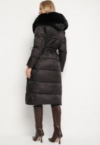 Born2be - Czarna Długa Kurtka Puchowa z Pikowanymi Przeszyciami i Kapturem z Futrem Zevea. Okazja: na co dzień, na spacer. Kolor: czarny. Materiał: puch, futro. Długość: długie. Styl: casual, elegancki #3