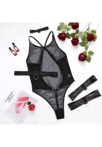 Intica - Body z wycięciami na romantyczne wieczory Raghad. Kolor: czarny. Materiał: materiał #1